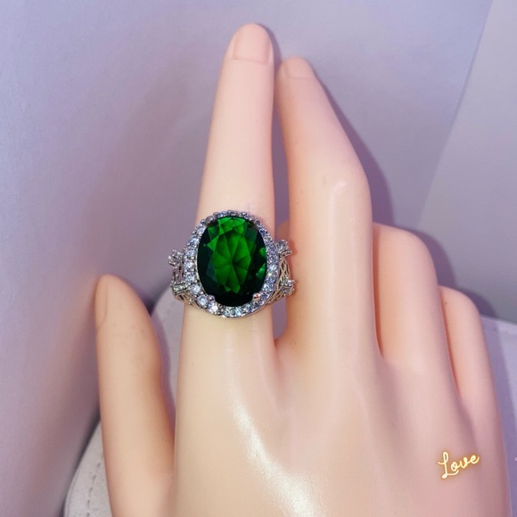 Stunning Emerald Zircon Chunky Cocktail Ring - Picture 5 of 11